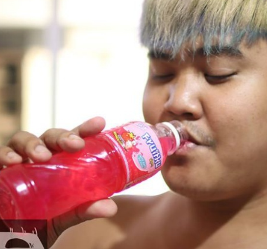 泰国小哥“神级cos”又来了！以为要喝果汁，结局：从不失望