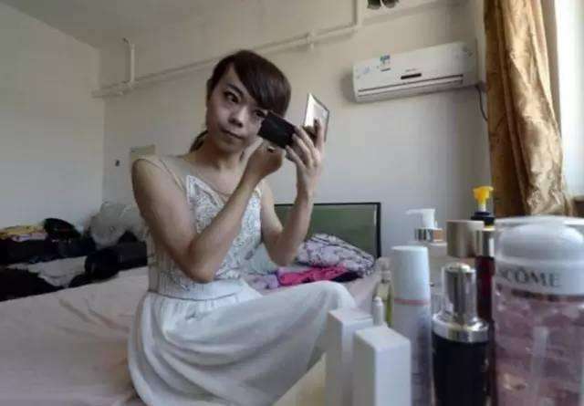 小伙变性之后，经常被人围观，只想过正常女人的自由生活