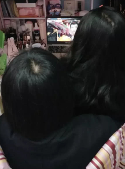 学生去洗澡后，室友偷偷打开她电脑，因画面辣眼睛引集体围观