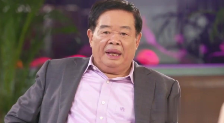 曹德旺对楼市的预言成真，房价已下跌，那些抬高房价的真是傻子