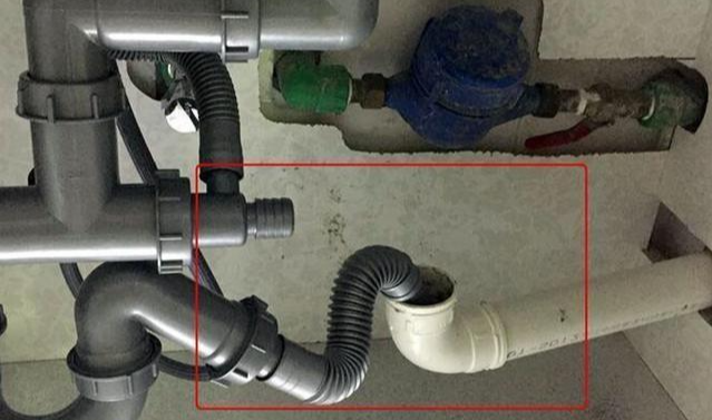 橱柜的水槽下总是很潮湿，有什么方法解决吗？