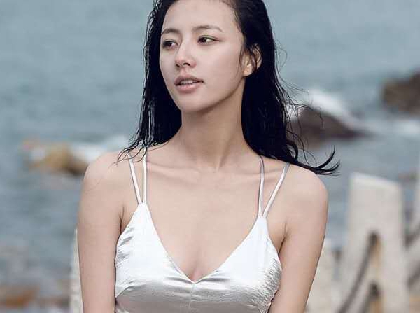 王思聪女友中最性感的一位，原来是她？钟爱透视装