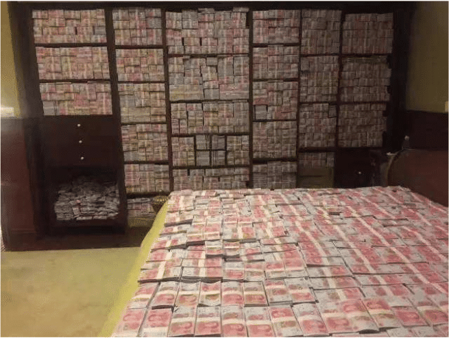 女子买间二手房，却在墙里抠出1.4亿现金！网友：人民的名义现实版