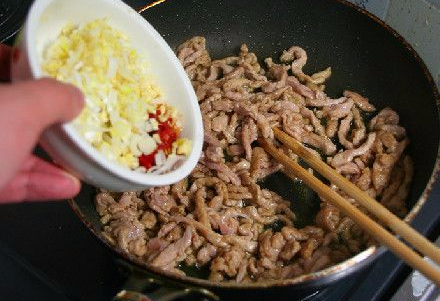 鱼香肉丝，十分钟的快手菜，酸甜下饭馋到流口水