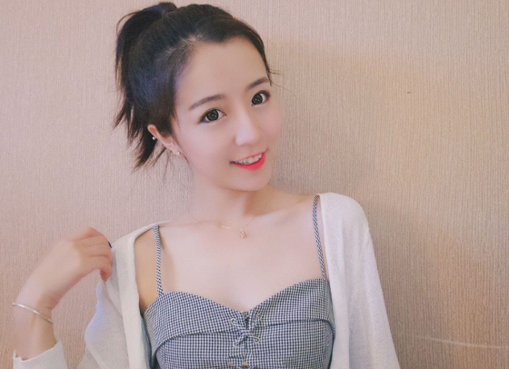 前"抖音一姐"莉哥身材有多撩?肤白貌美大长腿,网友:没出道可惜了