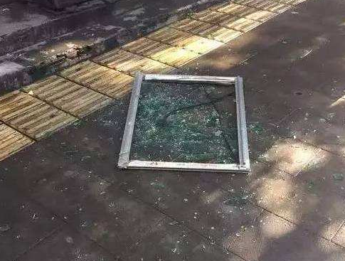 为什么高层住宅不能装平开窗？我家当初刚装上，物业就找上门了