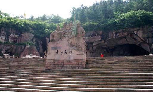 海盗大本营，800年前曾被海盗占据，有1300个藏宝洞