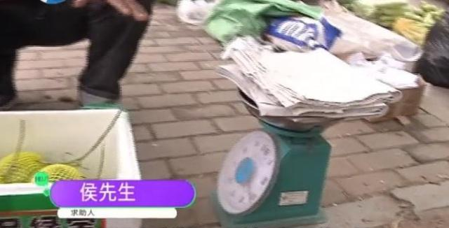 54斤瓜掺了6斤半纸！男子怒找媒体曝光：掺的都是水泥纸！