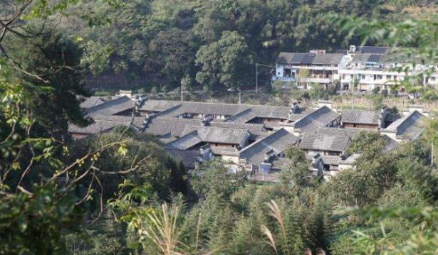 一千根柱子构成的房屋，全村都是真实的豪宅，大户人家