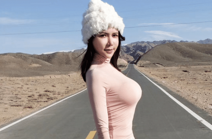 她被称作"第一艳星",看看她的清凉装扮,难怪看照要收钱