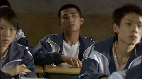 校园里种着十三棵泡桐树，那代表着努力生长，也代表着青春的意义