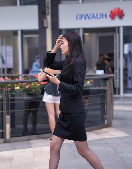 黑色套装街头拍摄，骨感身材十分动人