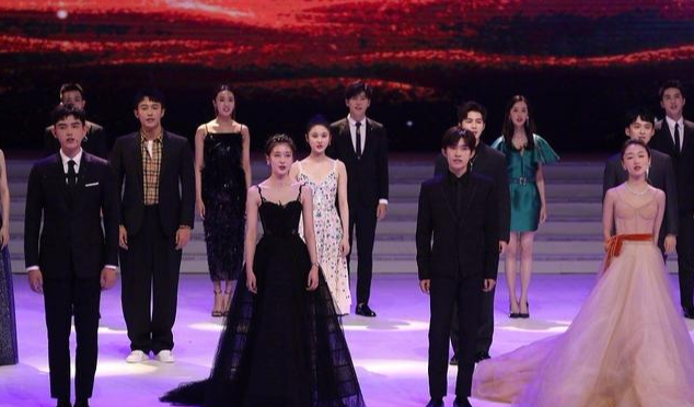 易烊千玺：“我一直有自卑感，得到夸奖会比较容易满足”