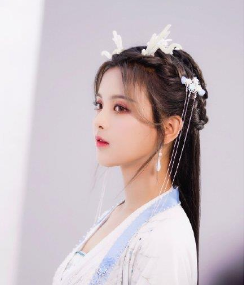 杨超越“小龙女”造型，美到犯规，尤其那两个角！