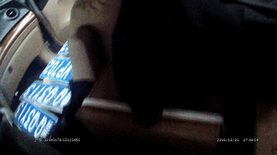 司机看见交警撒腿就跑，扔下价值40万茅台，警察找了1年没人认领