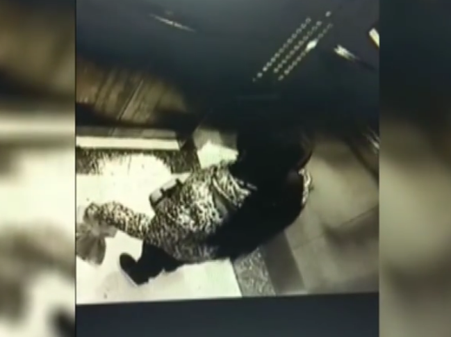 女子凌晨电梯内烧纸，行为诡异，仔细一看竟是冥币