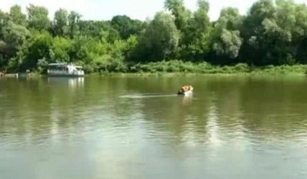 男子河水里发现“铁棍”， 吊机钓上来后， 男子被奖励1万元