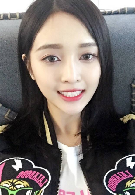 吴宣仪这样的穿搭也是挺随和的，青春少女这样穿搭也是能非常好的凸显气质