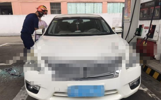 马大哈母亲下车忘拔钥匙，9个月大女婴被困车内长达10分钟