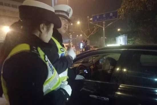 女司机边开车边敷面膜，交警有点蒙！还有这种操作？