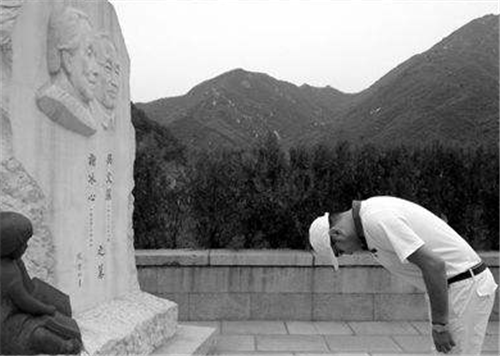 冰心去世后,她孙子为何在墓碑上写“教子无方,枉为人表”8个字