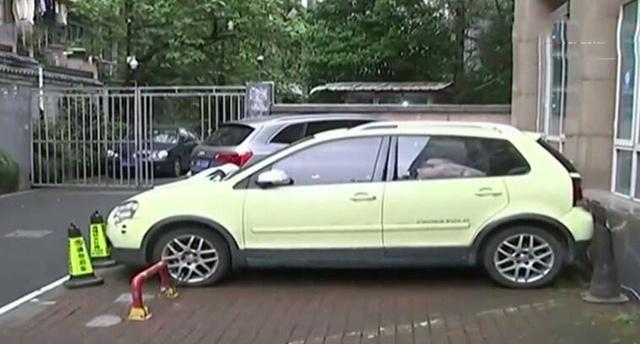 单位停车位被人钻空子 多次沟通也不挪车 车主：我没这么好说话