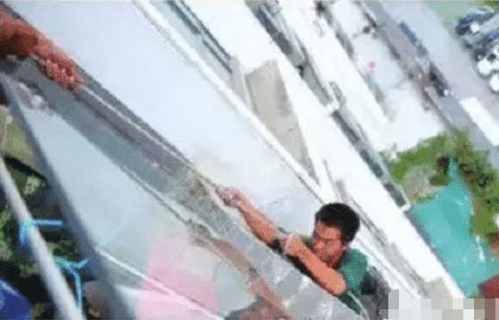 熊孩子割断安全绳，害女孩毁容，谁为 “他还是个孩子”买单？