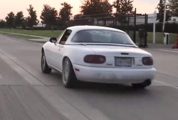 汽车只能加汽油？小伙用生命实践，加了航空燃油的汽车有多恐怖！