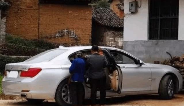 儿子嫌家太穷离家出走, 长大后后开豪车回家, 才知自己错了20年