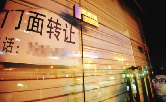 房东眼红租客生意红火，一口气涨9倍租金，一年后肠子都悔青了