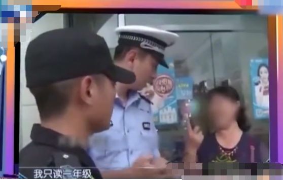 阿姨文化不高却很讲道理，交警感动帮缴罚款，教养是她最好的名片