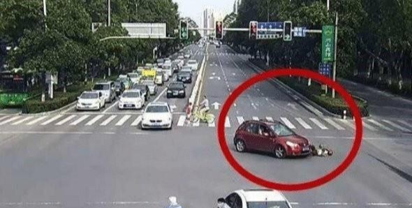 开车撞人后不先垫医药费，坚持走保险违法吗早点清楚为好