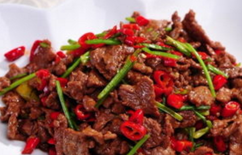 野蔥炒牛肉，老人小孩都愛吃，隔壁小孩都饞哭了