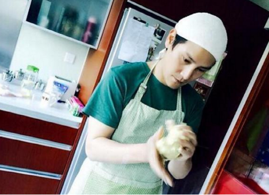 带你参观丁子峻住的豪宅，书房设计了开放式书柜，摆满了名贵饰品