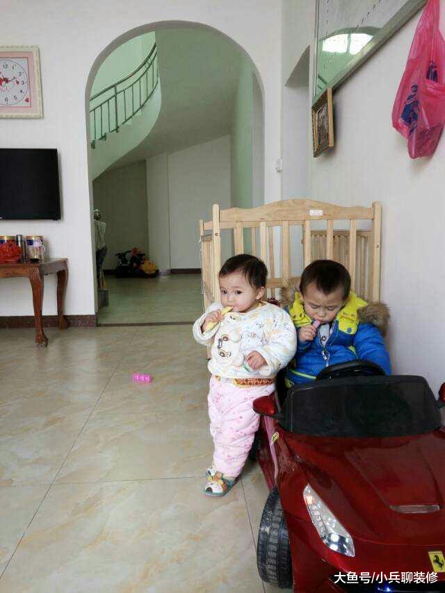 小伙斥资50万在农村盖四层别墅，超大庭院，大门太气派了！