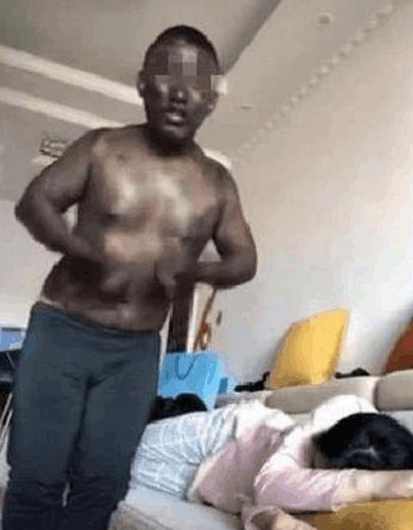 男子打扮成“黑人”,想给妻子一个惊喜,结果让他后悔莫及