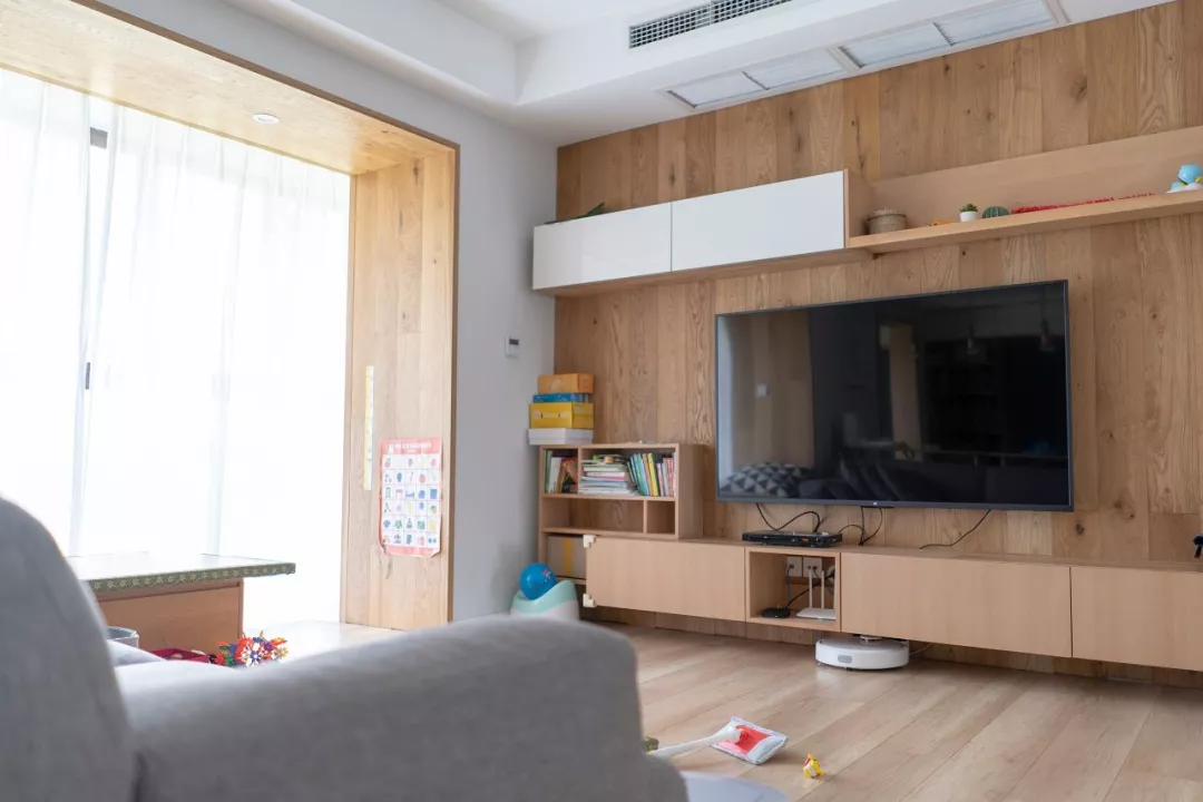 给你家客厅也铺上木地板，让整个家变得更加温馨舒适