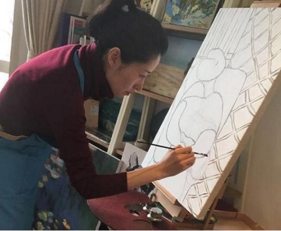 带你看看刘敏涛住的豪宅，在家喜欢作画，平时爱好写字