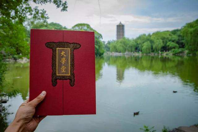 野鸡大学的通知书“如假包换”？网友：3个地方一眼看出破绽！