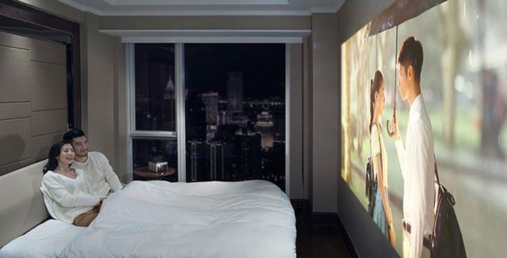 现在电视机无人买了，都用这种新“新型”投影仪，比电影院还好看