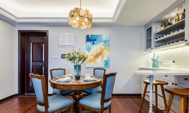 95平米简美风格小三房，清新色彩小美怡情，圆你吧台酒柜梦