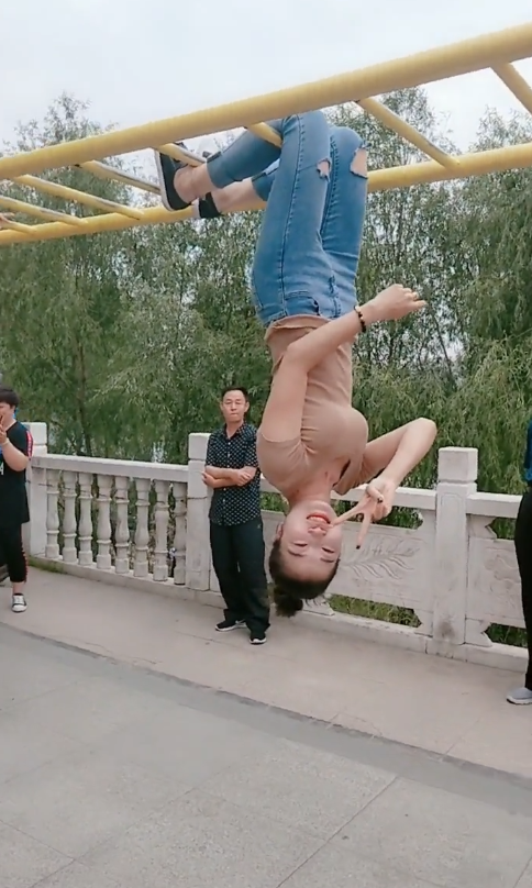 本以为是个美女，倒过来看我就不这么认为了！