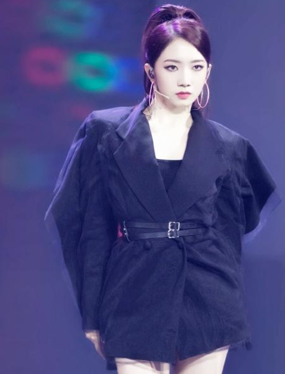 女艺人丝绒元素合集：杨超越可爱，宋茜气势十足！