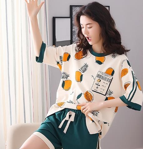 传统的睡衣可以扔了，三伏天流行穿冰丝睡衣，亲肤舒适迷人