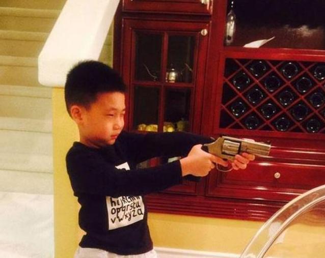 带你参观林永健的家，一家人都围着儿子转，家里好多儿子的照片