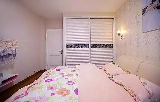 82平小户型二居室，大部分墙面贴墙纸，便宜又好看！