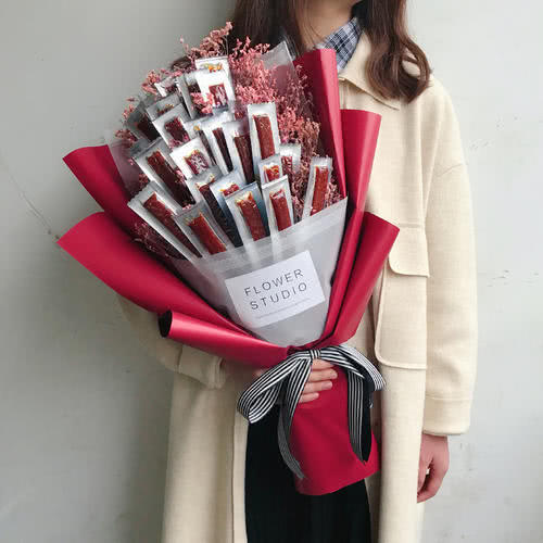 都是“520花束”，辣条花束不算啥，糖果花束也凑合，看到最后：这是真爱