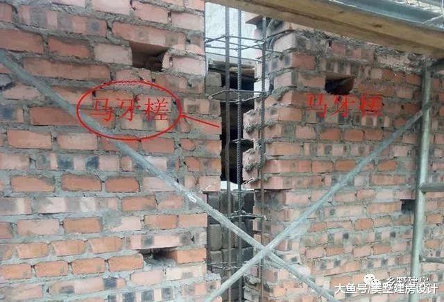 小伙回农村自建房, 省钱却省出大事儿? 灰缝不饱满还不设构造柱?