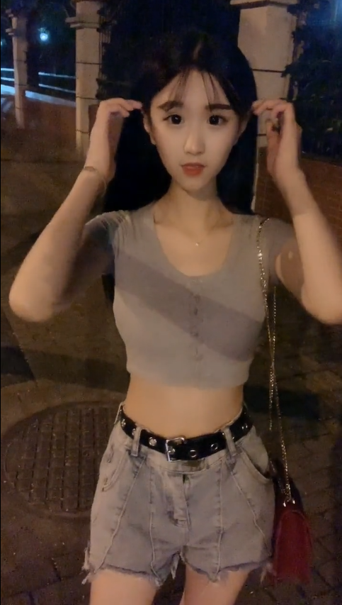 晚上出门散步的小姐姐，看起来很年轻