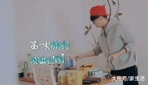 華晨宇曝出自己的房子，客廳還堆著紙皮箱，桌子也太凌亂了